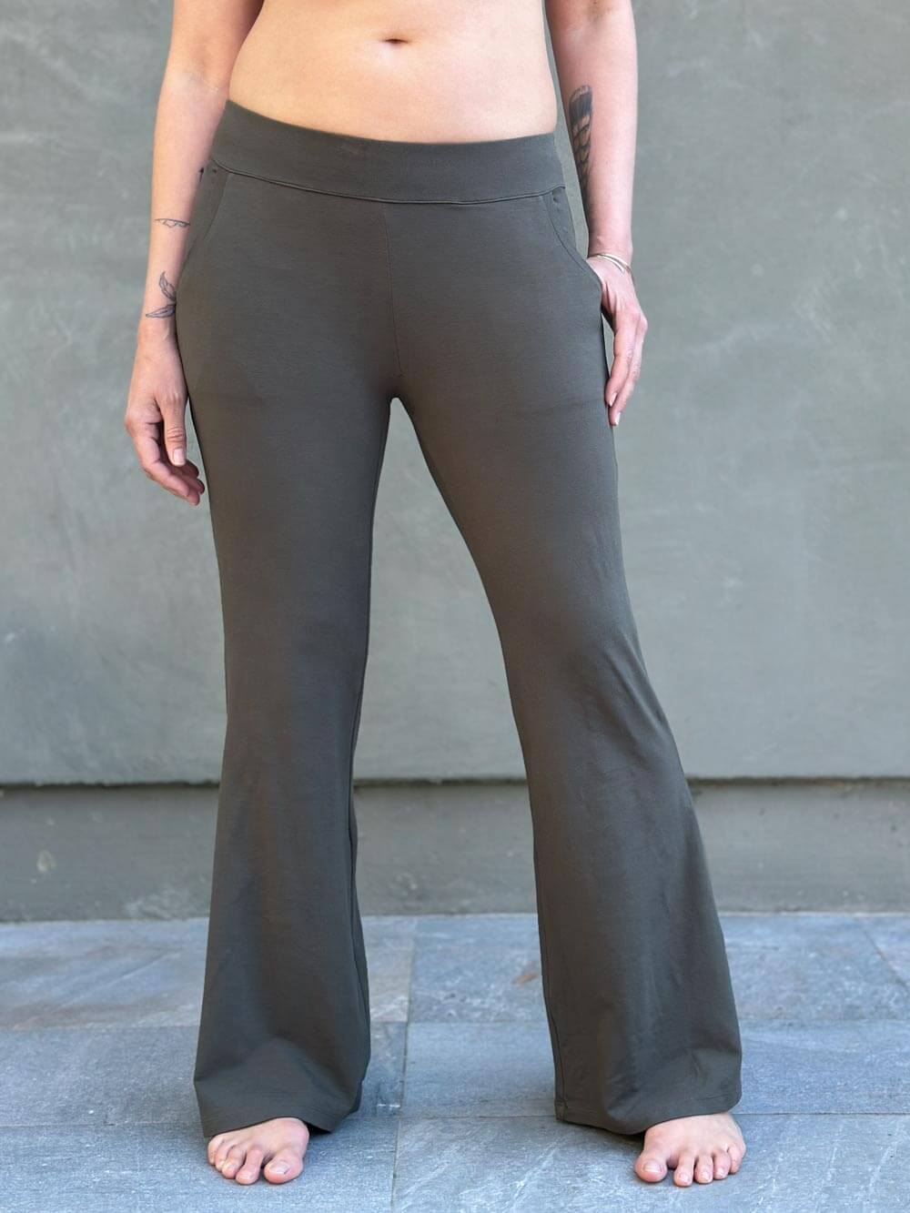 women's bamboo spandex full length forest green pants with two front and back pockets #color_forest
