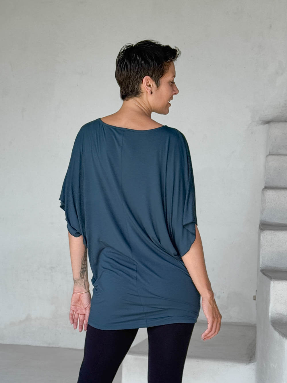caraucci kimono tunic teal worn as tunic with black leggings #color_teal