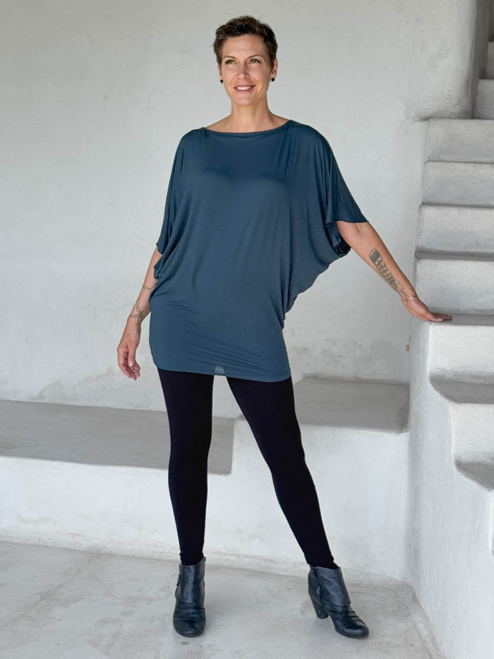 caraucci kimono tunic teal worn as tunic with black leggings #color_teal