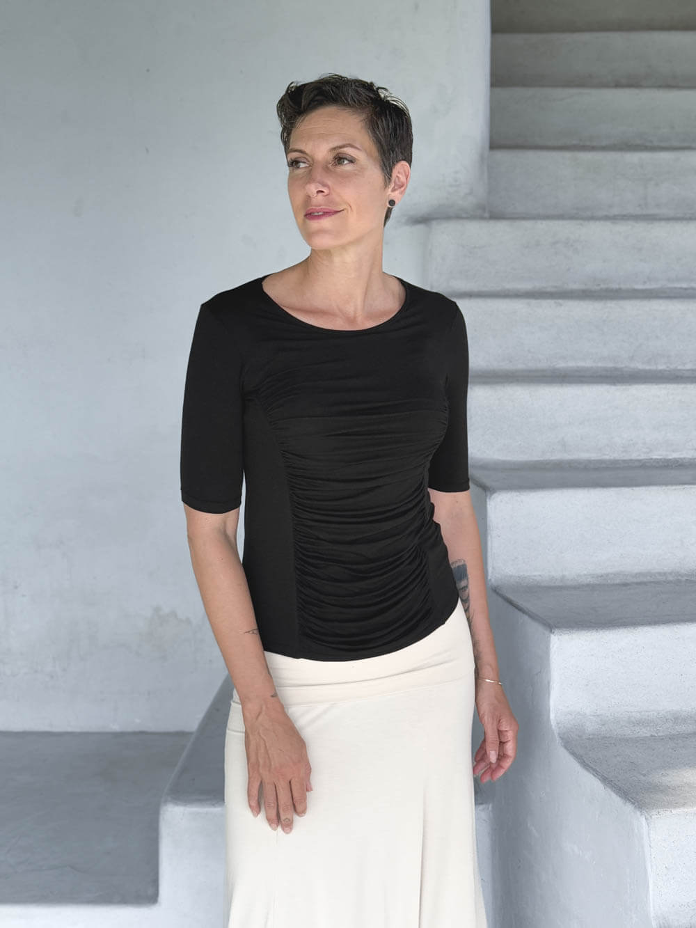 caraucci jersey round neck fitted short sleeve black top #color_black