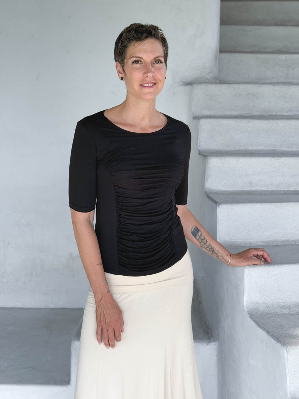 caraucci jersey round neck fitted short sleeve black top #color_black