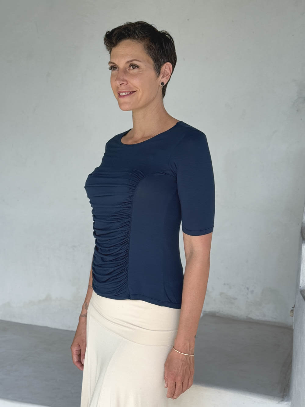 caraucci jersey round neck fitted short sleeve navy blue top #color_navy