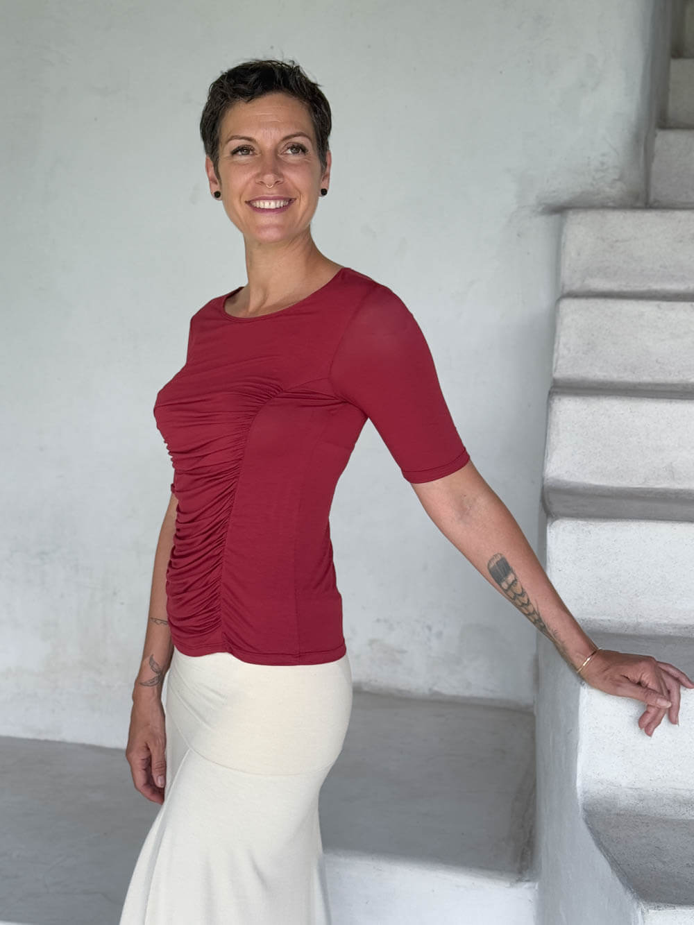 caraucci jersey round neck fitted short sleeve red top #color_scarlet