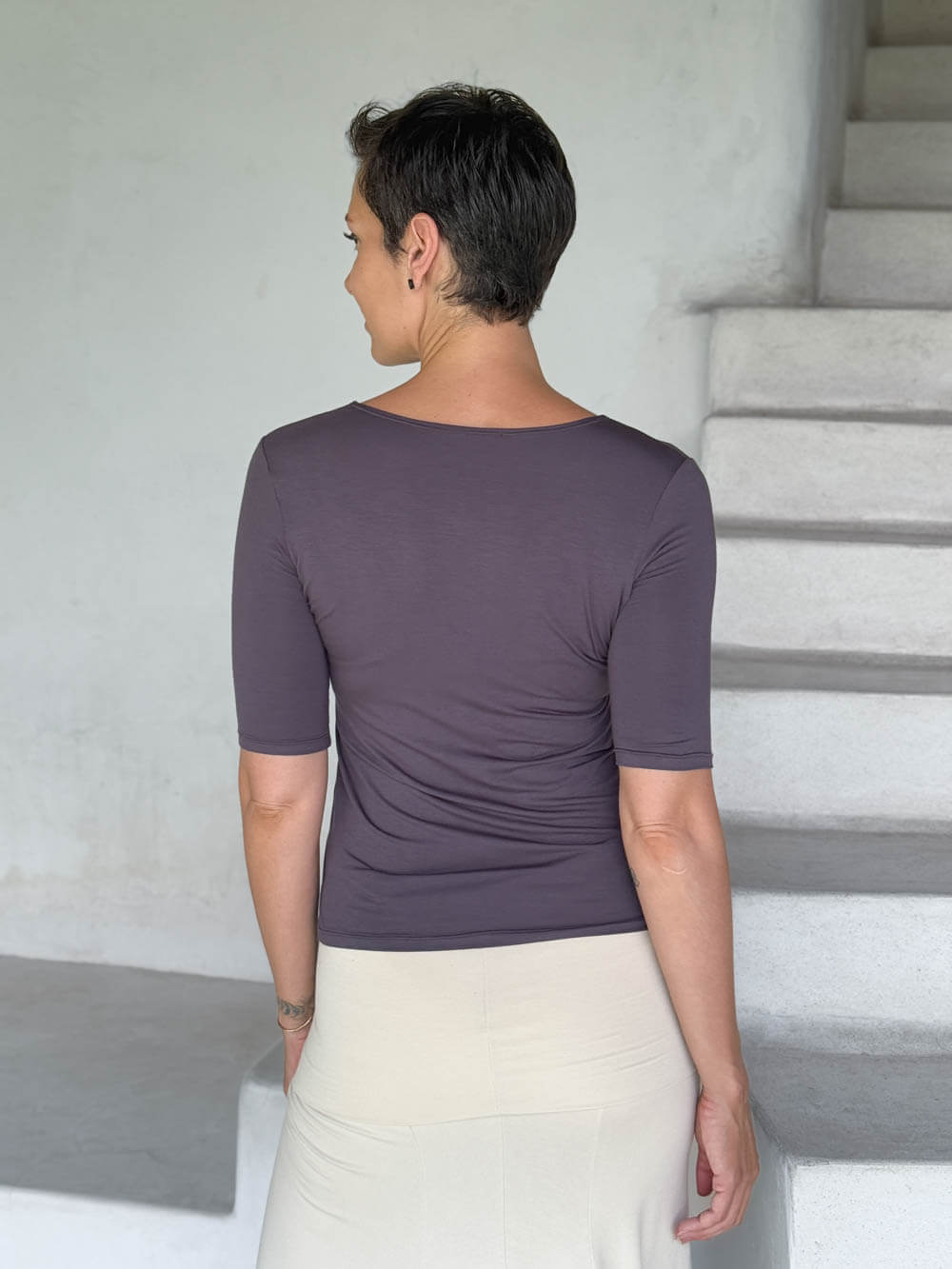 caraucci jersey round neck fitted short sleeve steel gray top back view #color_steel