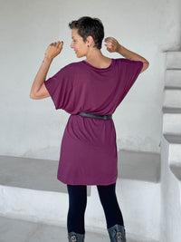 caraucci-woman-wearing-purple-v-neck-tunic-and-black-leggings-and-belt #color_jam