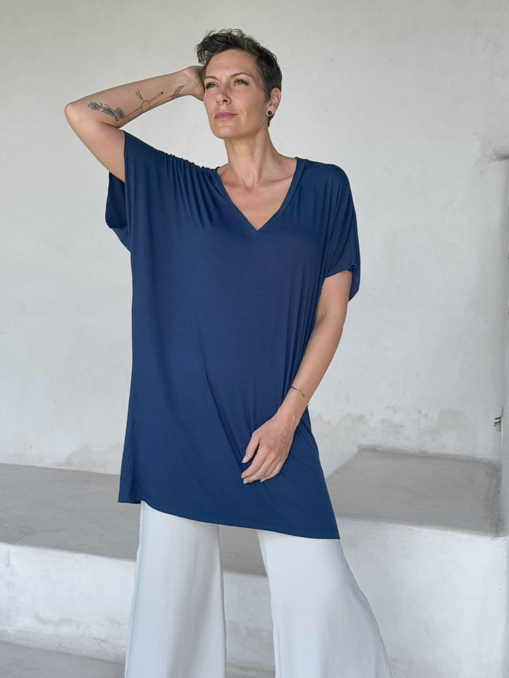 caraucci oversized women's navy blue v-neck short sleeve tunic #color_navy