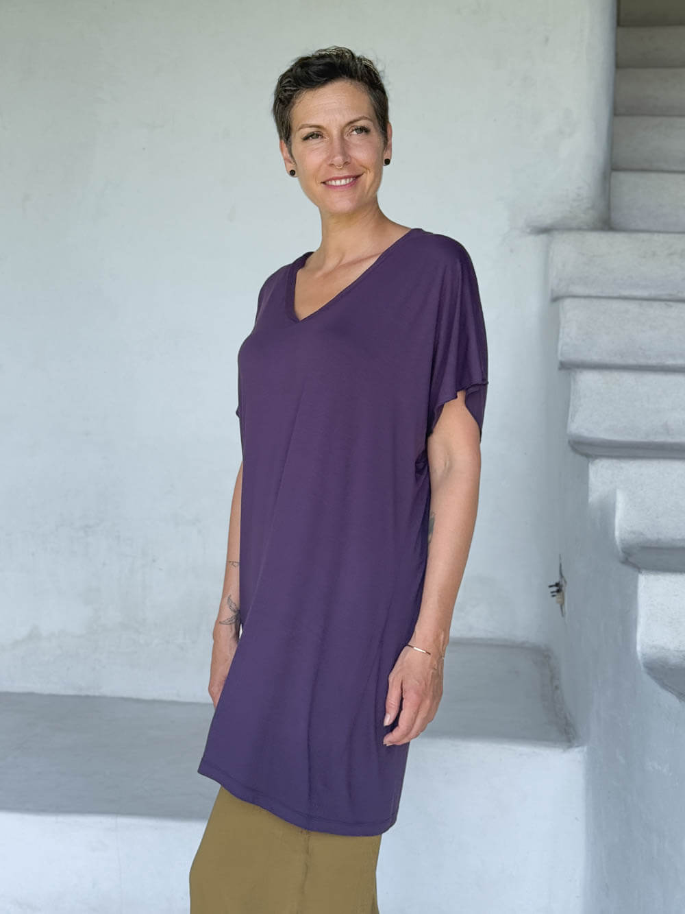 caraucci-woman-wearing-purple-v-neck-tunic-and-brass-wide-leg-pants #color_plum