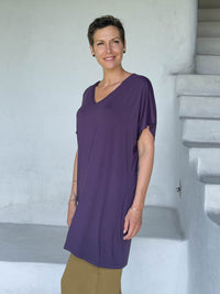 caraucci-woman-wearing-purple-v-neck-tunic-and-brass-wide-leg-pants #color_plum