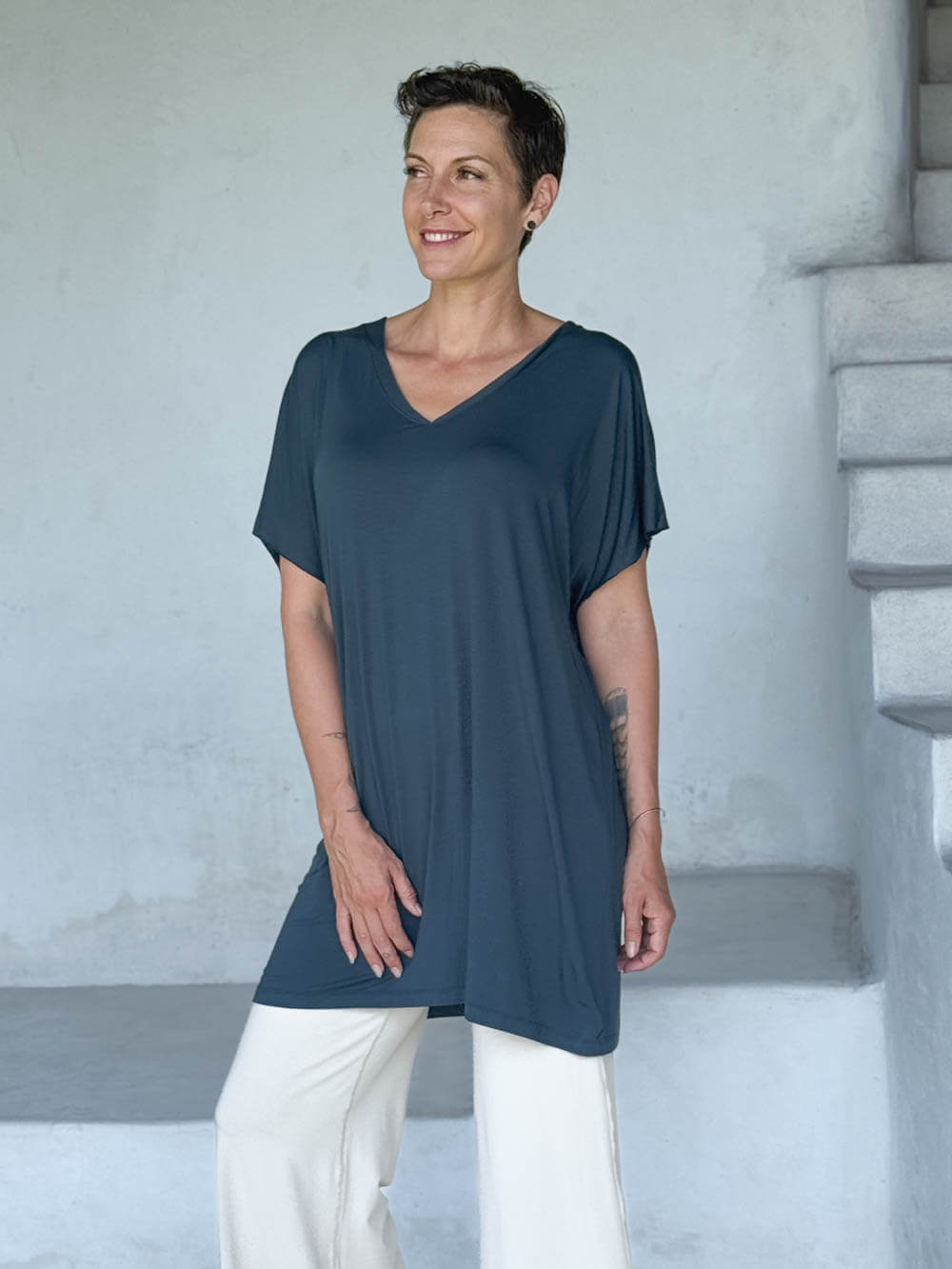 caraucci-woman-wearing-teal-v-neck-tunic-and-cream-wide-leg-pants #color_teal