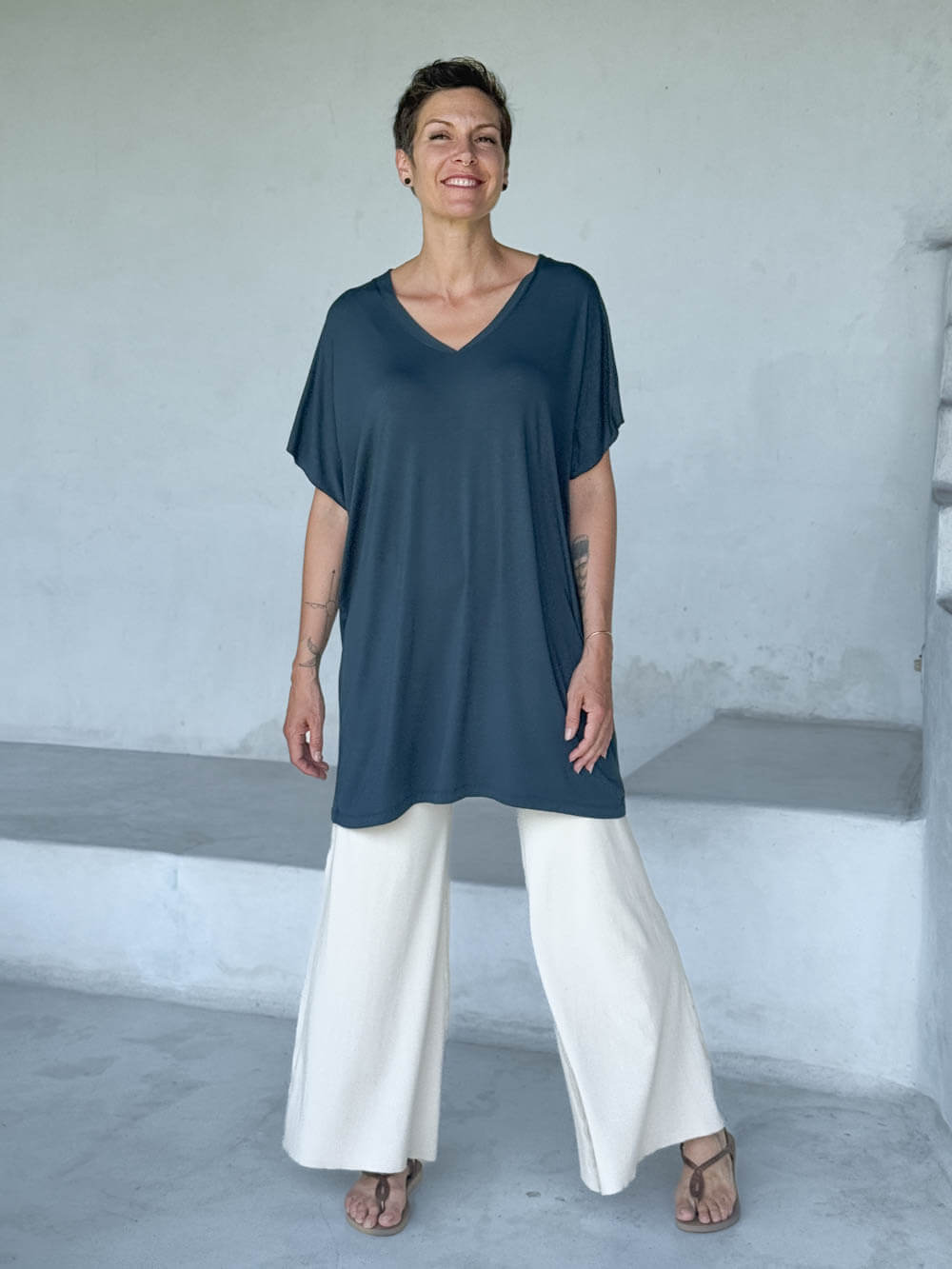 caraucci-woman-wearing-teal-v-neck-tunic-and-cream-wide-leg-pants #color_teal