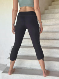 caraucci bamboo spandex capri length black leggings #color_black