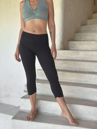 caraucci bamboo spandex capri length black leggings #color_black