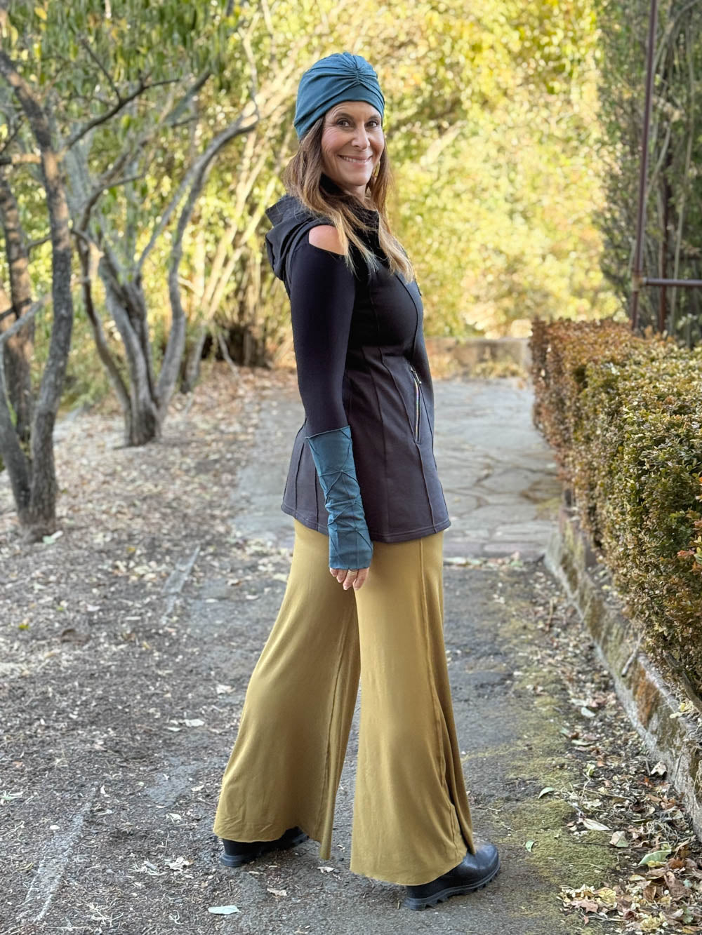 caraucci black bamboo fleece hooded zipper vest with pockets #color_black