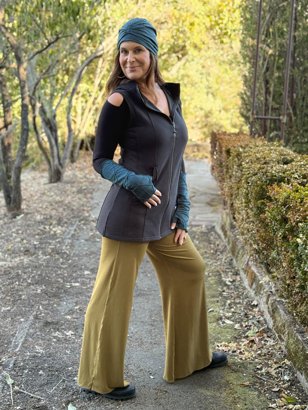 caraucci black bamboo fleece hooded zipper vest with pockets #color_black