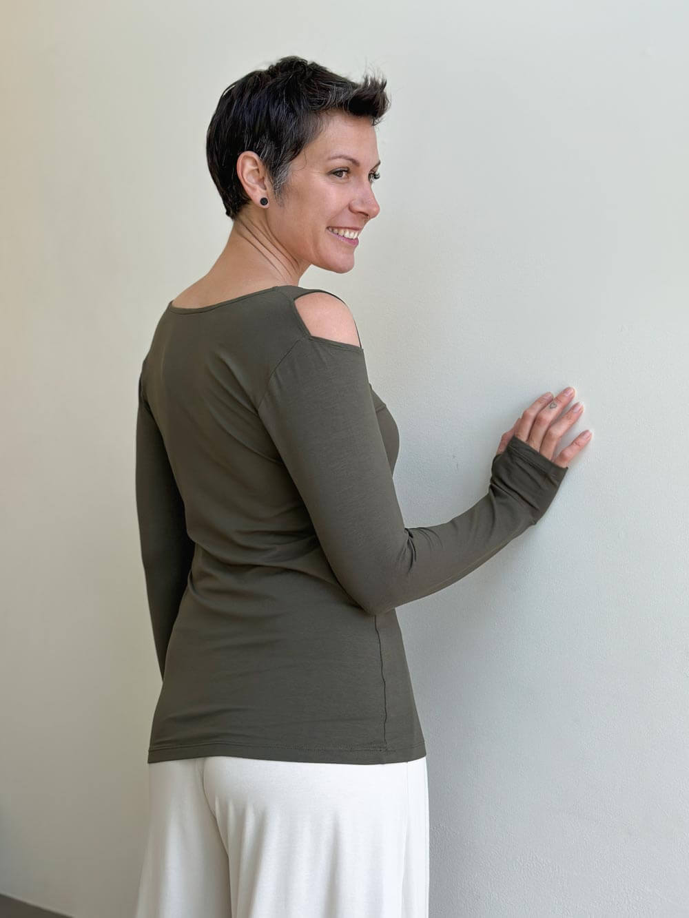 caraucci khaki green long sleeve cold shoulder top with thumbholes #color_forest