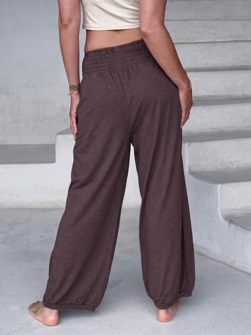 caraucci cocoa brown smocked waist cotton jogger pants with side pockets #color_cocoa