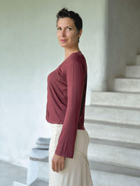 caraucci reversible maroon ruched long sleeve top #color_wine