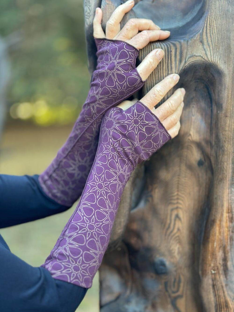 women's plant based rayon jersey stretchy reversible gold printed purple fingerless gloves #color_dark-plum