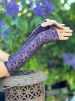 women's plant based rayon jersey stretchy reversible gold printed purple fingerless gloves #color_plum