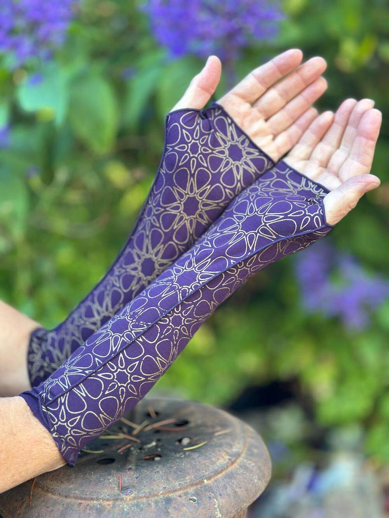 women's plant based rayon jersey stretchy reversible gold printed purple fingerless gloves #color_plum