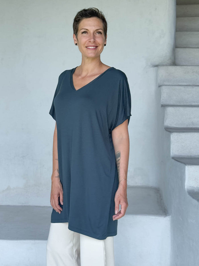 caraucci-woman-wearing-teal-v-neck-tunic-and-cream-wide-leg-pants #color_teal