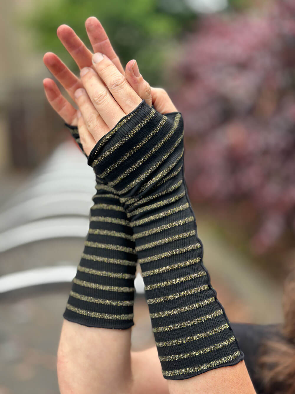 Thick Gold Stripe Fingerless Gloves