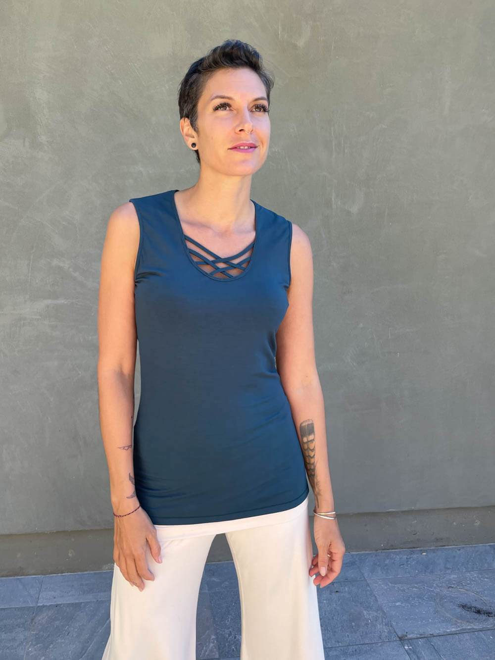 マメ クロゴウチCarnation Willow Sleeveless Tops Women's Criss Cross Neckline Plant-Based Jersey Tee – CARAUCCI