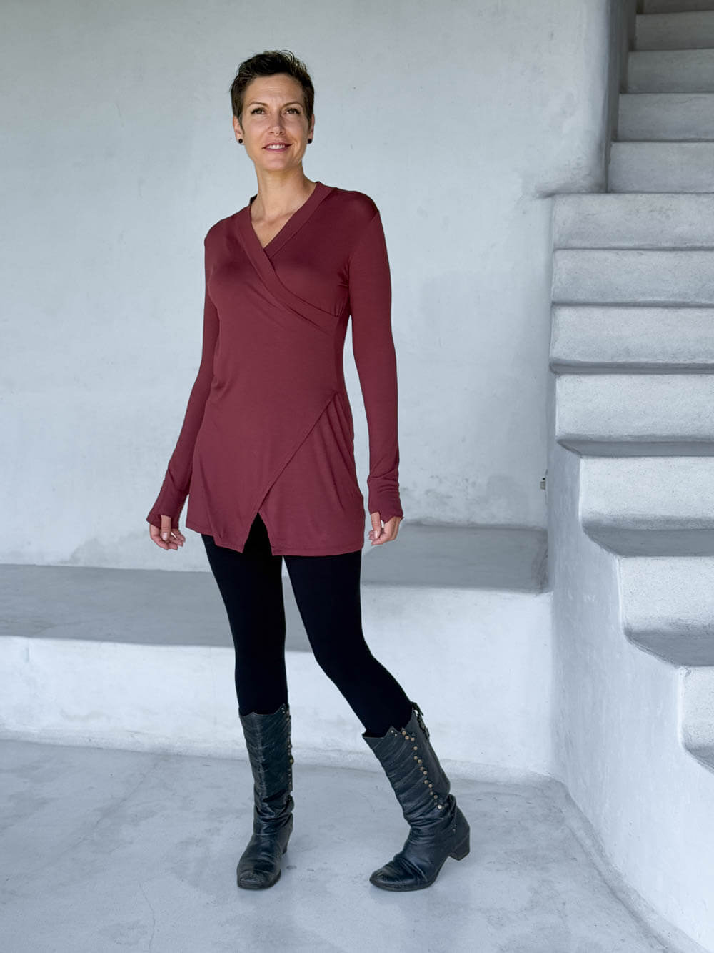 caraucci v-neck long sleeve maroon tunic with thumbholes #color_wine