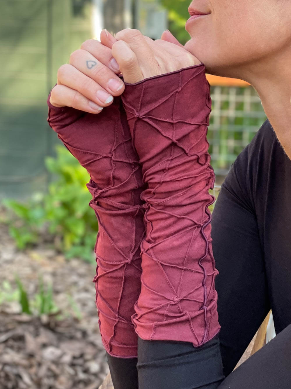 women's plant based rayon jersey stretchy maroon textured fingerless gloves #color_wine