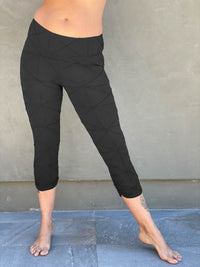 women's textured bamboo spandex capri leggings in black #color_black