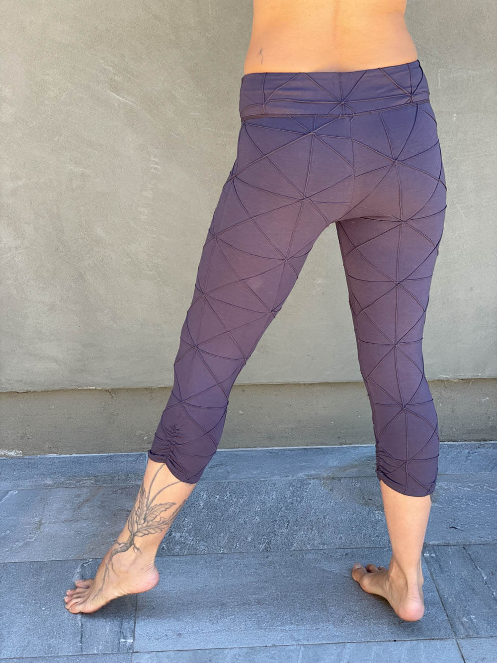 women's textured bamboo spandex steel grey capri leggings#color_steel