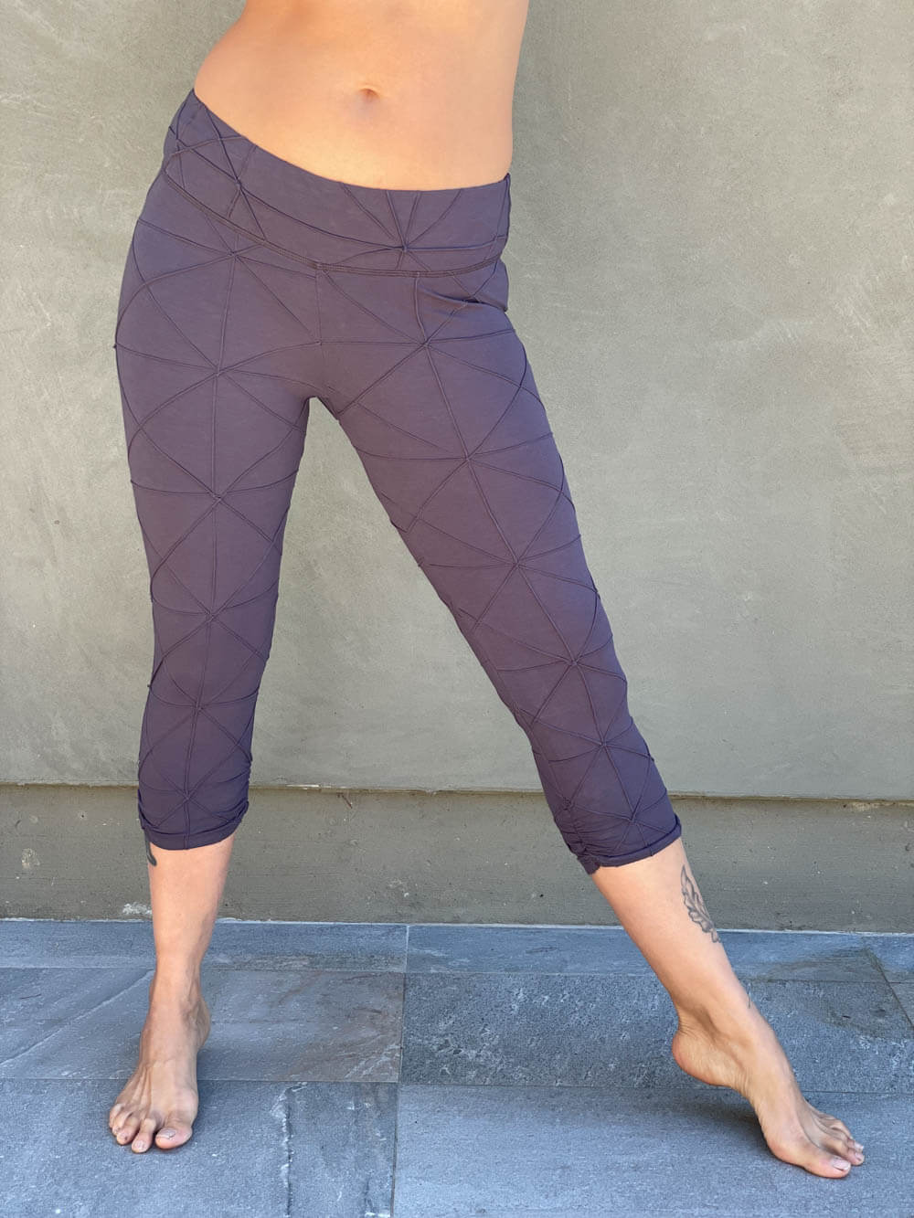 women's textured bamboo spandex steel grey capri leggings#color_steel