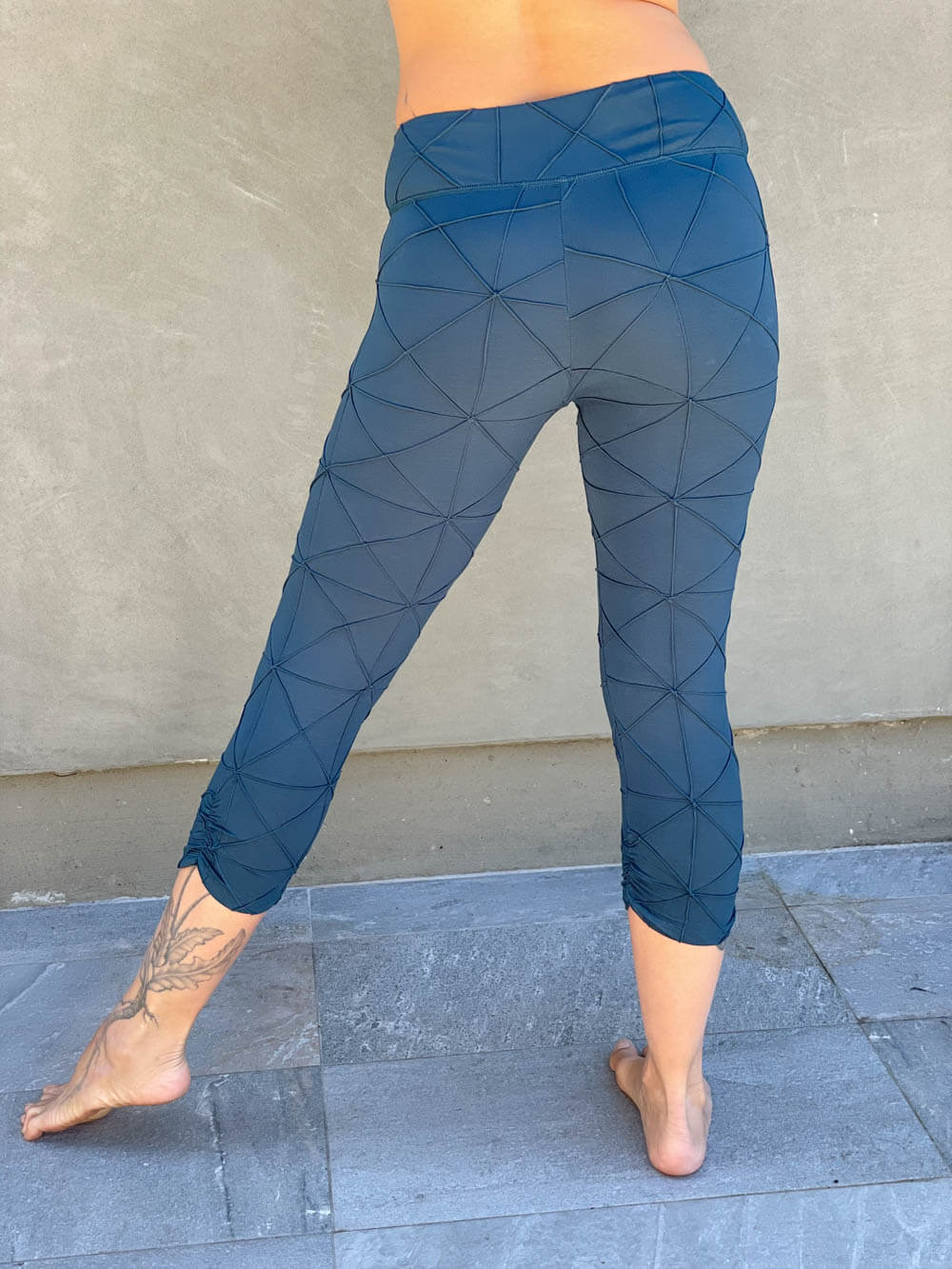 women's textured bamboo spandex capri leggings in teal #color_teal