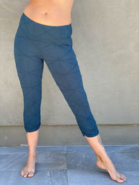 women's textured bamboo spandex capri leggings in teal #color_teal