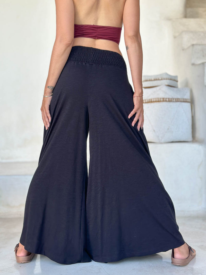Palazzo Pants: Long, flowing floor-length pants that have very