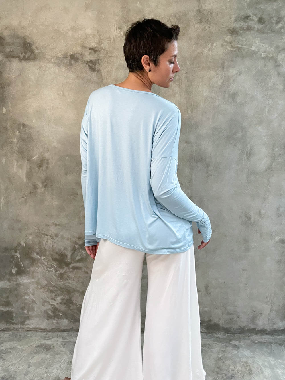 women's plant-based sky blue relaxed fit jersey long sleeve top #color_canal-blue